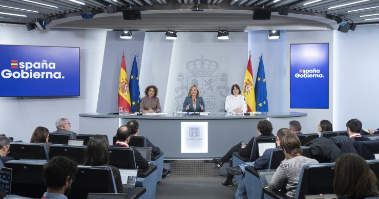 (I-D) La vicepresidenta cuarta y ministra de Hacienda y Función Pública, María Jesús Montero; la ministra Portavoz, Pilar Alegría, y la ministra de Ciencia, Innovación y Universidades, Diana Morant, durante una rueda de prensa posterior a la reunión del C