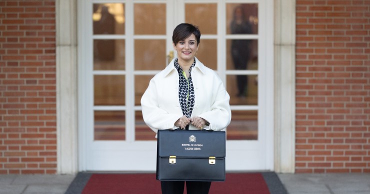 La ministra de Vivienda y Agenda Urbana, Isabel Rodríguez, posa con su cartera a su llegada a la primera reunión de Consejo de Ministros de la XV legislatura, en el Palacio de la Moncloa, a 22 de noviembre de 2023, en Madrid (España). Los nuevos ministros