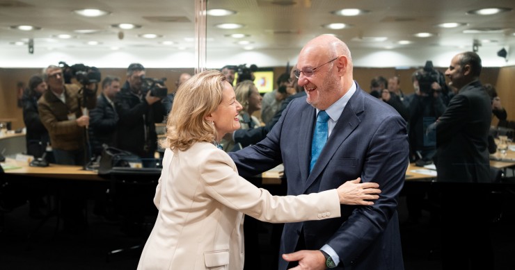La vicepresidenta primera y ministra de Economía, Comercio y Apoyo a la Empresa, Nadia Calviño, y el director general de la Confederación Española de Cajas de Ahorro, José María Méndez, se saludan a su llegada a una reunión con el gobernador del Banco de 