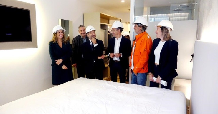 El alcalde de Santa Cruz de Tenerife, José Manuel Bermúdez, visita una de las habitaciones del hotel Innside by Meliá, localizado en la calle de El Pilar, número 3, y que se abrirá antes de que finalice el año