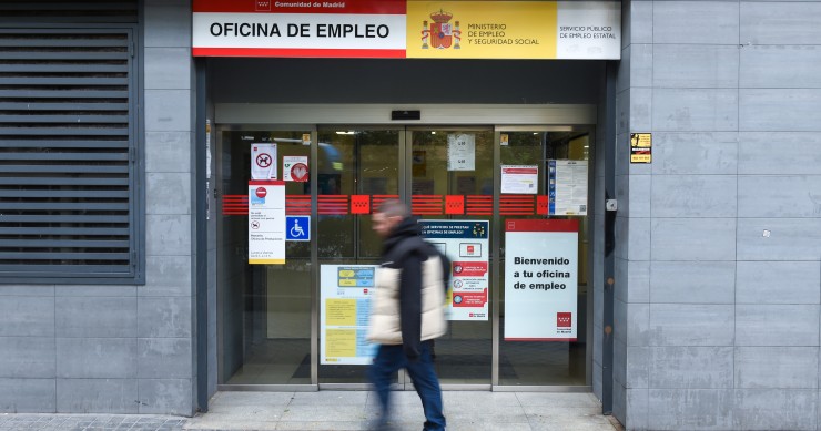 Una persona pasa al lado de una oficina de empleo