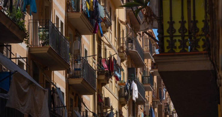 Archivo - Fachada de un edificio de viviendas, a 17 de mayo de 2023, en Barcelona, Cataluña (España). Después de su aprobación en el Congreso el pasado 27 de abril, hoy se ha aprobado en el Senado la Ley por el derecho a la vivienda. La Ley es una de las 