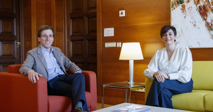 El alcalde de Madrid, José Luis Martínez-Almeida, y la ministra de Vivienda y Agenda Urbana, Isabel Rodríguez, en un encuentro en la sede del Minsiterio de Vivienda y Agenda Urbana a 26 de diciembre de 2023 en Madrid.