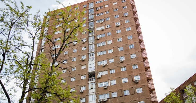 Archivo - Un edificio del distrito de Arganzuela, a 14 de abril de 2023, en Madrid (España). El acuerdo alcanzado por los partidos del Gobierno de coalición y Esquerra Republicana (ERC) y EH Bildu para desbloquear la Ley de Vivienda consolidará el tope al