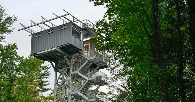 La vivienda River Forest Lookout está compuesta por dos contenedores marítimos situados a 15 metros de altura