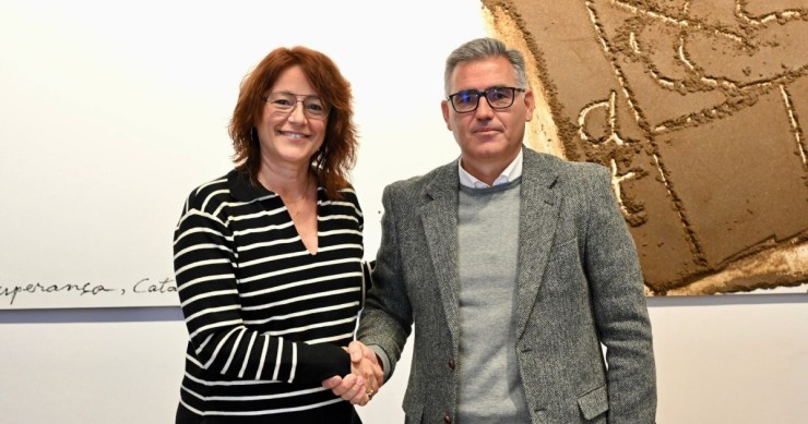 La primera tinenta d'alcaldia de l'Ajuntament de Barcelona, Laia Bonet, i Pau Pérez de Acha, director d'Habitatge Social i Assequible i Relacions Institucionals de Sareb / Ajuntament de Barcelona