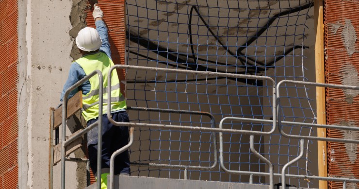 Archivo - Un obrero durante la construcción de una obra, a 10 de mayo de 2023, en Madrid