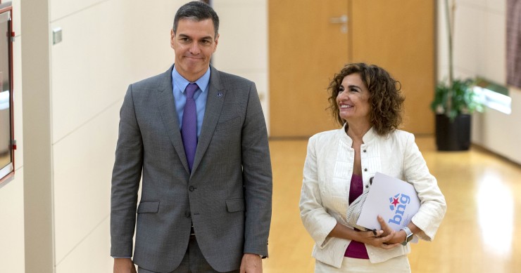 La ministra de Hacienda y Función Pública en funciones, María Jesús Montero, y el presidente del Gobierno en funciones, Pedro Sánchez