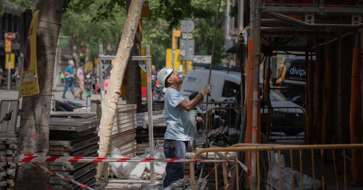 Archivo - Un obrero durante la construcción de una obra, a 10 de mayo de 2023, en Barcelona
