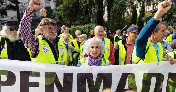 Archivo - Varios pensionistas con una pancarta durante una manifestación frente al Congreso de los Diputados, a 18 de octubre de 2023, en Madrid (España).