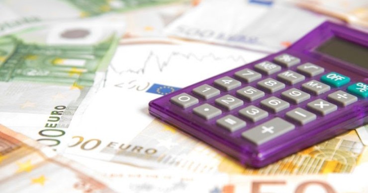 Archivo - Recurso negocios, dinero, calculadora, hacienda, recaudación, IRPF