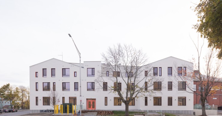 El complejo se encuentra situado en Malden, un barrio de Boston bajo un diseño del estudio French 2D.