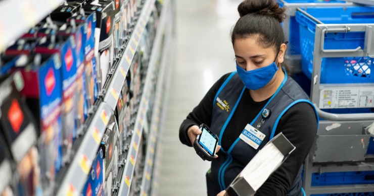 Archivo - Empleada de Walmart