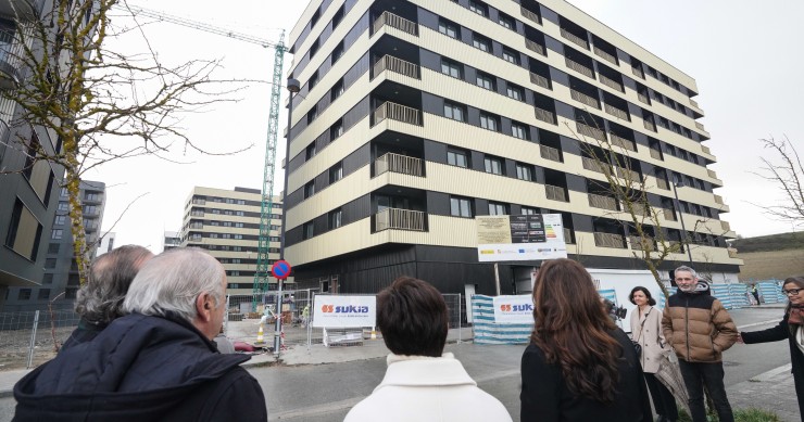 El consejero de Vivienda, Iñaki Arriola, la ministra de Vivienda y Agenda Urbana, Isabel Rodríguez, y la alcaldesa, Maider Etxebarria, en la visita a los nuevos pisos de protección oficial en Salburua