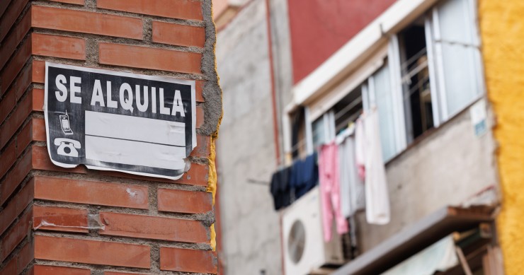 Archivo - Un cartel de alquiler en una vivienda 
