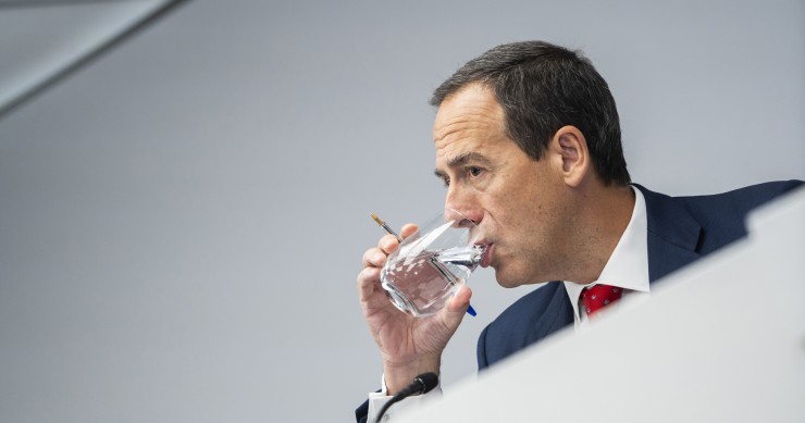 Archivo - El consejero delegado de CaixaBank, Gonzalo Gortázar, durante la presentación del programa de recompra de acciones, en la sede de CaixaBank, a 28 de julio de 2023, en Valencia, Comunidad Valenciana (España). 