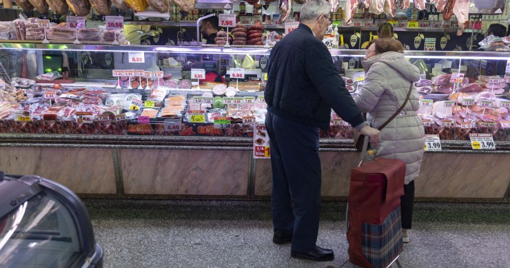Archivo - Una pareja comprando en una charcutería