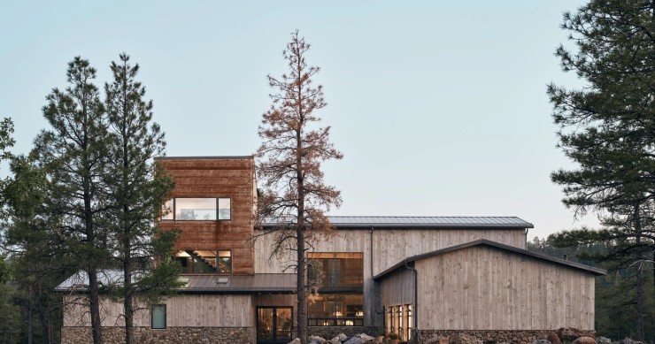 La Malapai Tower House está conformada por una serie de volúmenes a dos aguas donde destaca una torre sobre el conjunto.