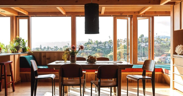 El diseño dio nueva vida a un balcón inutilizado, lo que permitió agrandar el espacio diáfano del salón-comedor, ofreciendo unas vistas inigualables de Silver Lake.