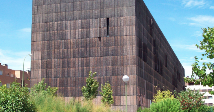 Fachada de un edificio de viviendas sociales en Madrid proyectadas por Alejandro Zaera Polo (2008)