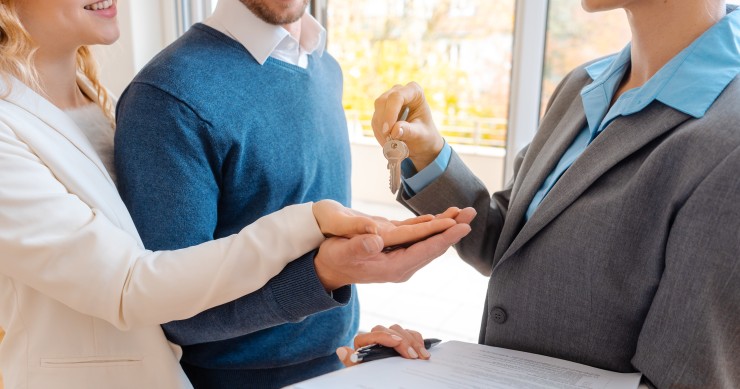 Parejas con hijos para vivienda de reposición, el perfil del comprador en una agencia inmobiliaria en España en 2023