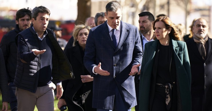 El president del govern visita els edificis del barri al costat del president de la Generalitat i l'alcaldessa de València / Getty images