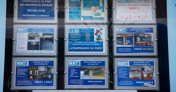 Archivo - Anuncios de ventas y alquileres de vivienda