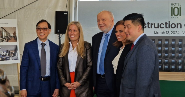 La consejera de Economía, Rocío Albert, ha puesto hoy la primera piedra del complejo de la cadena filipina Double Dragon