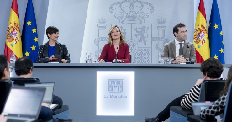 La ministra de Vivienda y Agenda Urbana, Isabel Rodríguez; la ministra de Educación, Formación Profesional y Deporte, Pilar Alegría, y el ministro de Economía, Comercio y Empresa, Carlos Cuerpo. 