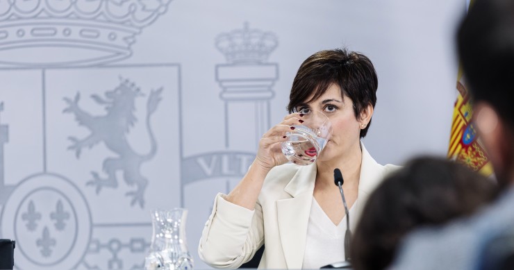 Archivo - La ministra de Vivienda y Agenda Urbana, Isabel Rodríguez, bebe agua durante una rueda de prensa posterior a la reunión del Consejo de Ministros, en el Palacio de la Moncloa, a 13 de febrero de 2024, en Madrid (España). 