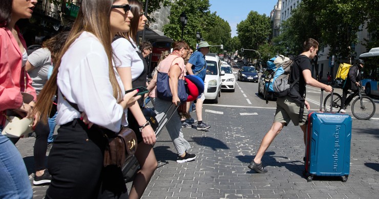 Archivo - Turistas caminan por el centro de la ciudad, a 3 de junio de 2023, en Madrid (España). 