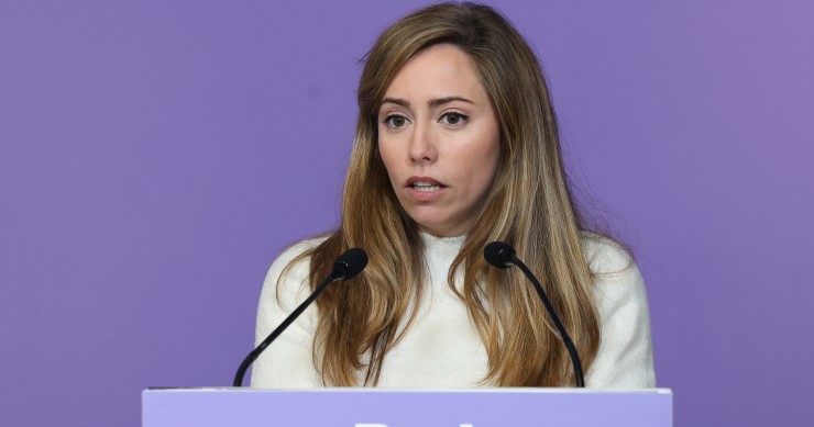 La secretaria de discurso, acción institucional y portavoz adjunta de Podemos, María Teresa Pérez, ofrece una rueda de prensa, en la sede del Partido, a 15 de enero de 2024, en Madrid (España).
