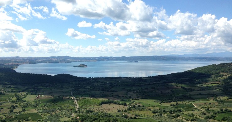 lago vulcanico piu grande d'europa