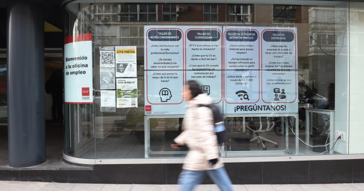 Una mujer pasa por delante de una oficina de empleo de la Comunidad de Madrid