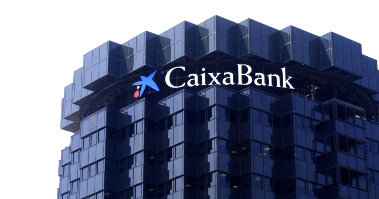 Archivo - CaixaBank y Blackstone acumulan cerca de 41.400 viviendas alquiladas, según Civio. 