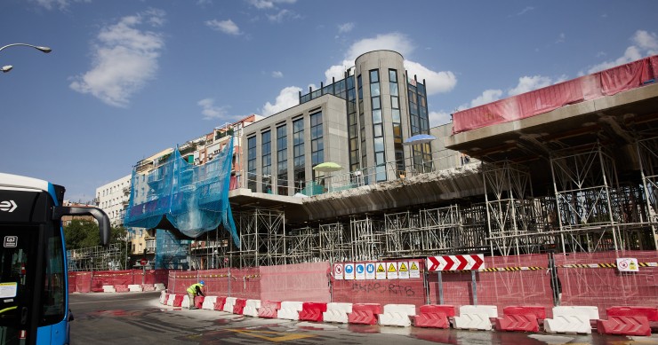 Varias vallas controlan el acceso a una obra, a 10 de agosto de 2022, en Madrid (España).