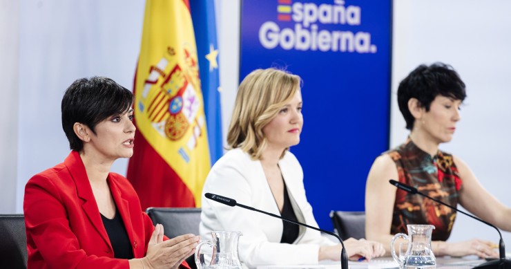 (I-D) La ministra de Vivienda y Agenda Urbana, Isabel Rodríguez; la ministra Portavoz, Pilar Alegría, y la ministra de Inclusión, Seguridad Social y Migraciones, Elma Saiz, durante una rueda de prensa posterior a la reunión del Consejo de Ministros. 