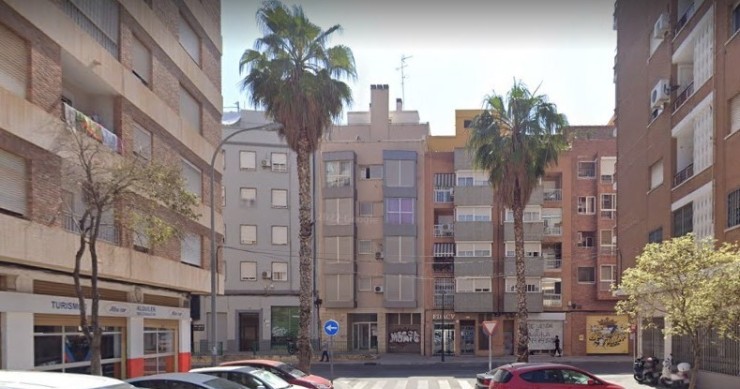 Archivo - Edificio ocupado en la avenida de la Constitución de València