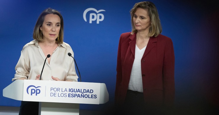 La secretaria general del PP, Cuca Gamarra (i), y la vicesecretaria de Desarrollo Sostenible del PP, Paloma Martín (d), durante una rueda de prensa, en la sede del Partido Popular, a 18 de abril de 2024, en Madrid (España). Durante la comparecencia, se ha