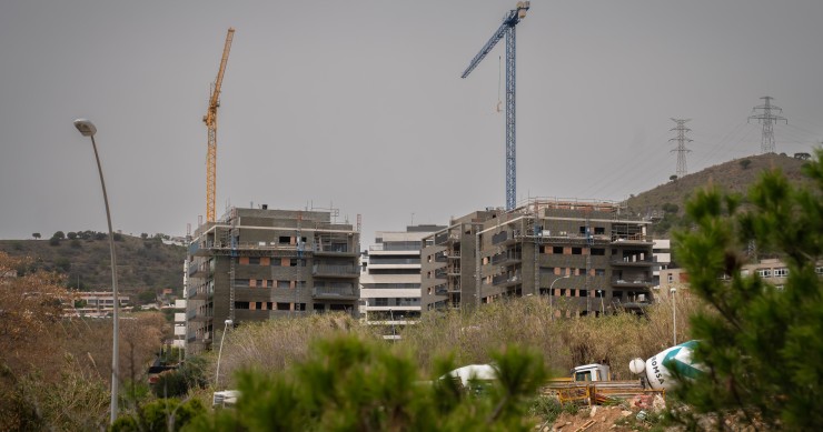 Viviendas en construcción, a 8 de abril de 2024, en Barcelona, Catalunya (España).