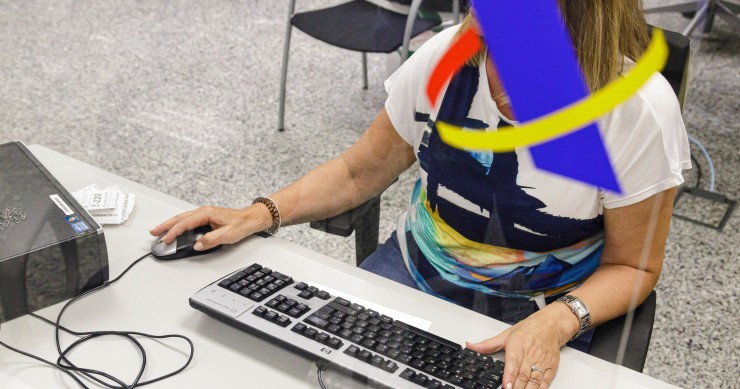 Una mujer trabaja en la Agencia Tributaria