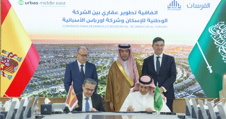 El consejero ejecutivo de Urbas, Adolfo Guerrero y el consejero delegado de la NHC, Mohammed bin Saleh Albuty, entre otros