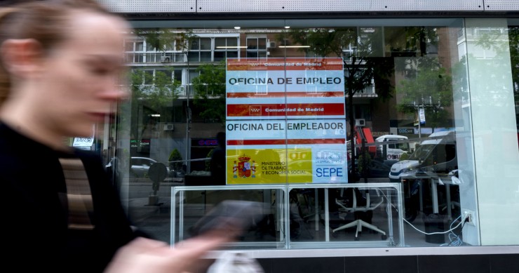Archivo - Una transeúnte pasa por delante de la oficina del SEPE