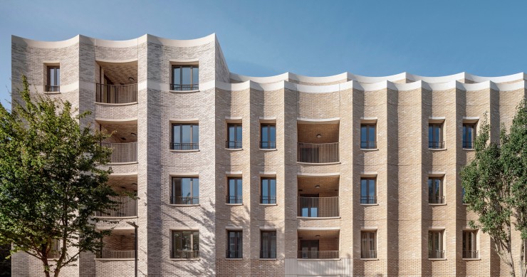 El bloque de vivienda recibe el nombre de la calle donde se sitúa Cosway, en pleno centro de Londres.