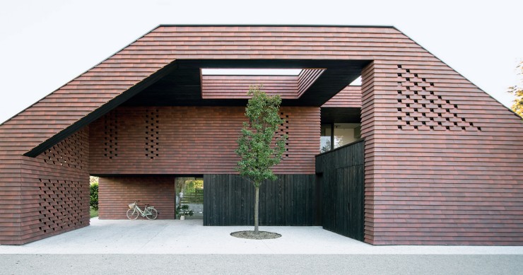 La Frame House es una residencia unifamiliar ubicada en Liubliana, la capital eslovena, la cual destaca por su forma geométrica y gran marquesina de entrada.