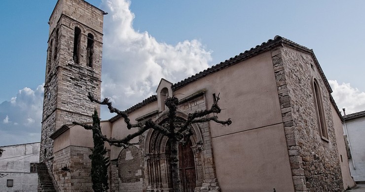 Iglesia inclinada de Vilagrassa que recuerda a la famosa torre de Pisa