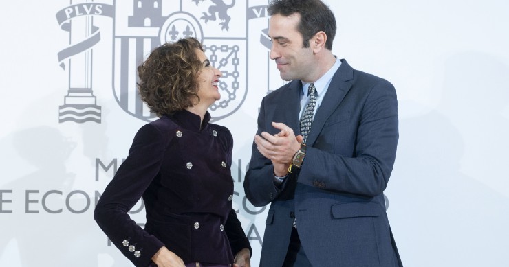 La nueva vicepresidenta primera y ministra de Hacienda, María Jesús Montero, y el ministro de Economía, Comercio y Empresa, Carlos Cuerpo