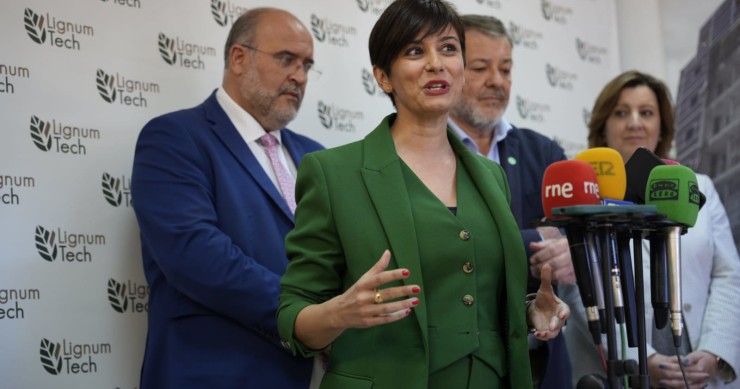 La ministra de Vivienda y Agenda Urbana, Isabel Rodríguez, visita la empresa Lignum Tech en Cuenca.