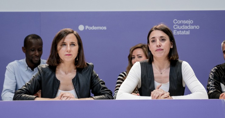 La secretaria general de Podemos, Ione Belarra (i), y la secretaria Política de Podemos y candidata del partido a las elecciones europeas, Irene Montero (d), durante una reunión del Consejo Ciudadano.