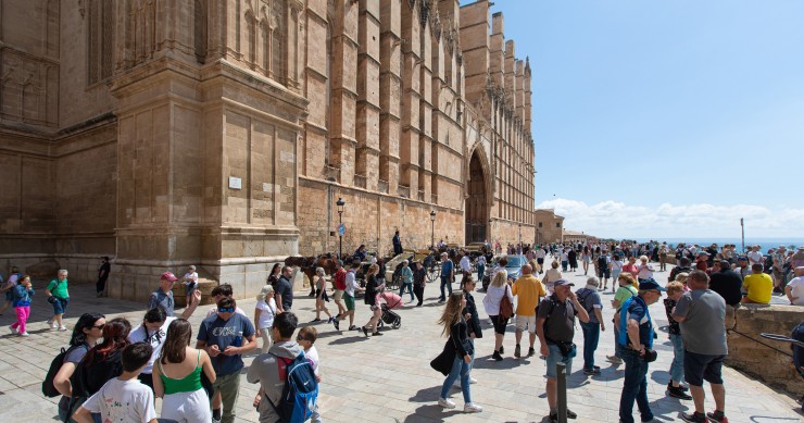 Varios turistas en las inmediaciones de la catedral de Palma de Mallorca, a 16 de abril de 2024, en Palma de Mallorca, Mallorca, Baleares (España).